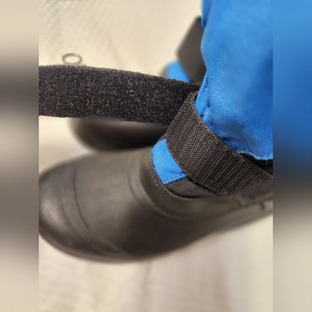 Tundra Kids Blue and Black Winter Boots Size 2.  # Z12